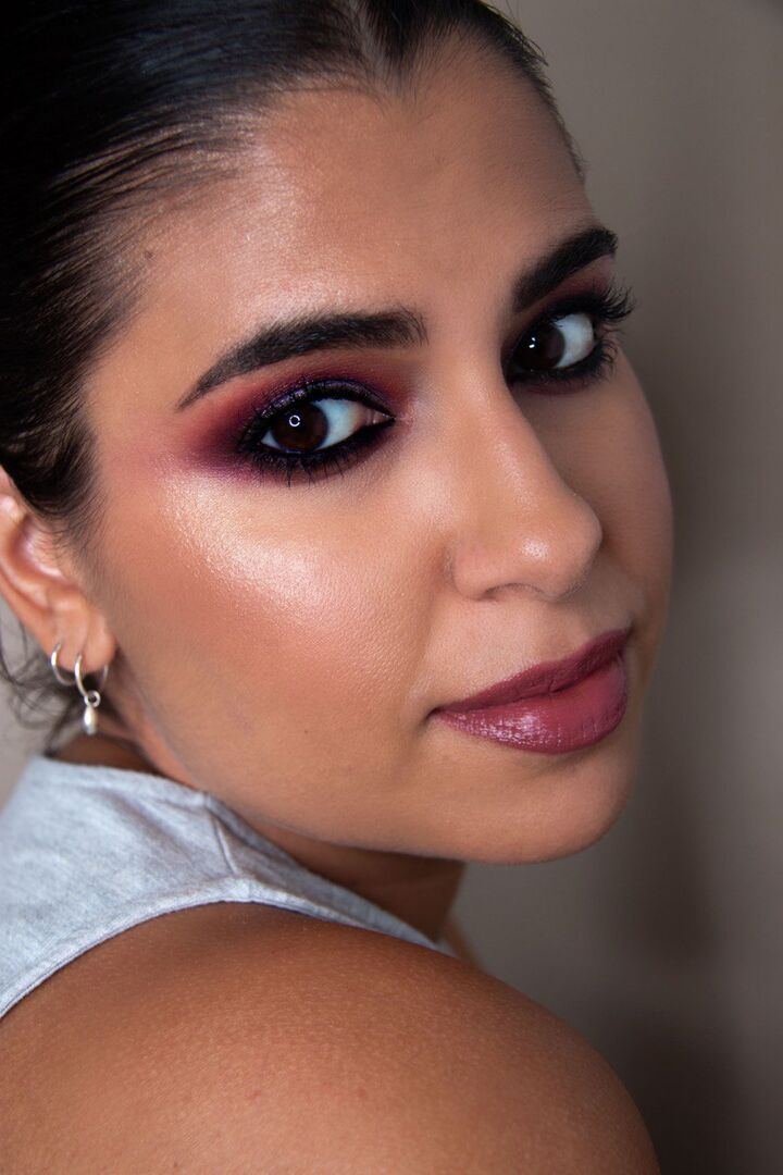conMdeMiriam con un maquillaje de ojos ahumado en tonos ciruela